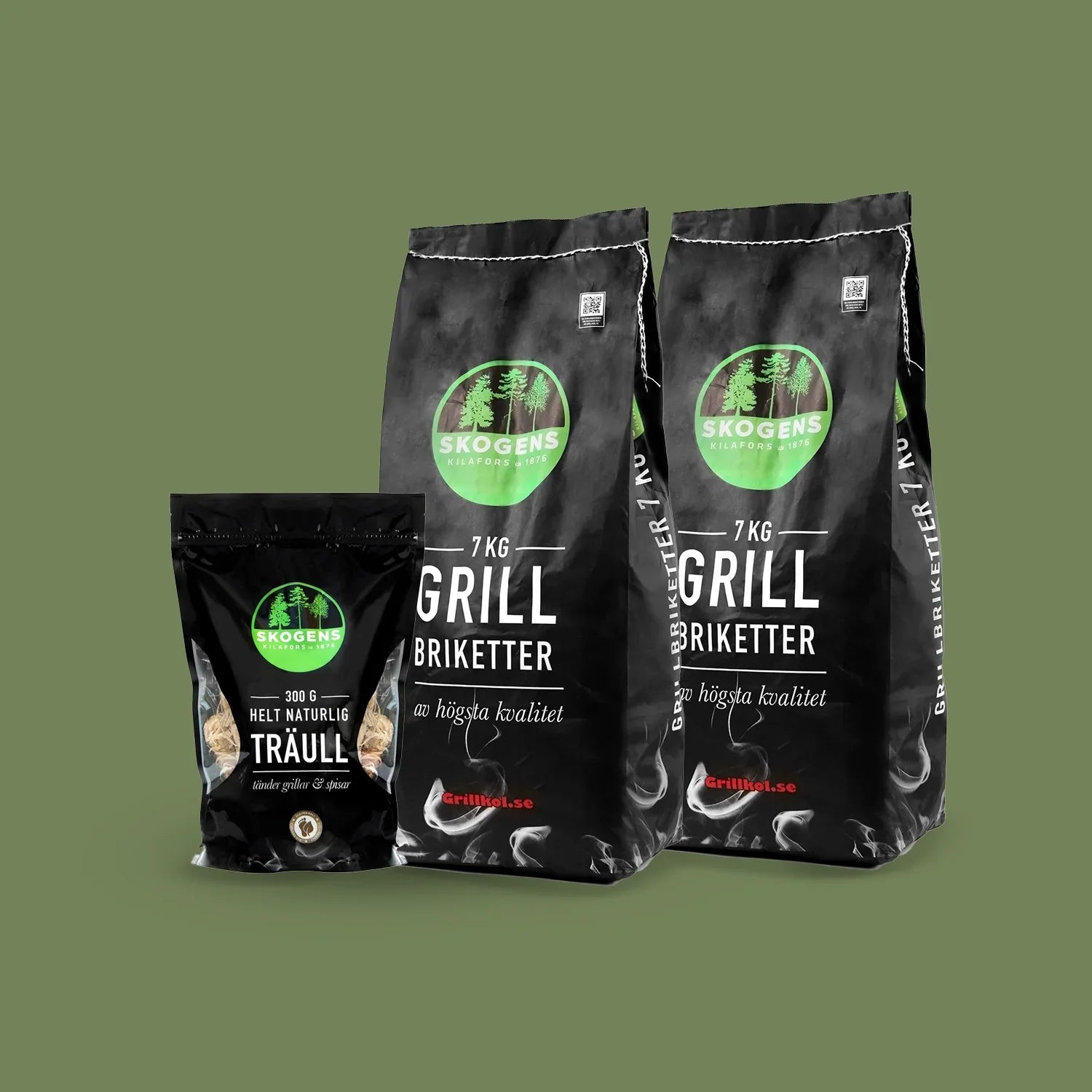 Två stora påsar grillbriketter och en liten påse träull för grill och rökning mot grön bakgrund.