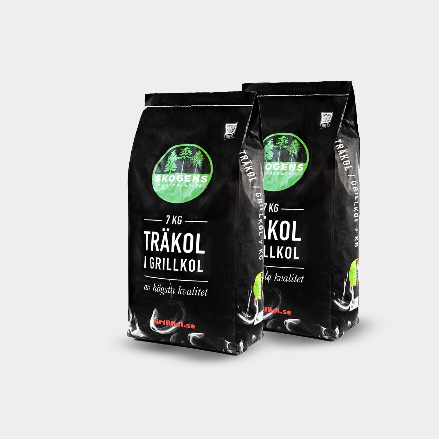 Två svarta 7 kg påsar träkol grillkol för grillning mot vit bakgrund