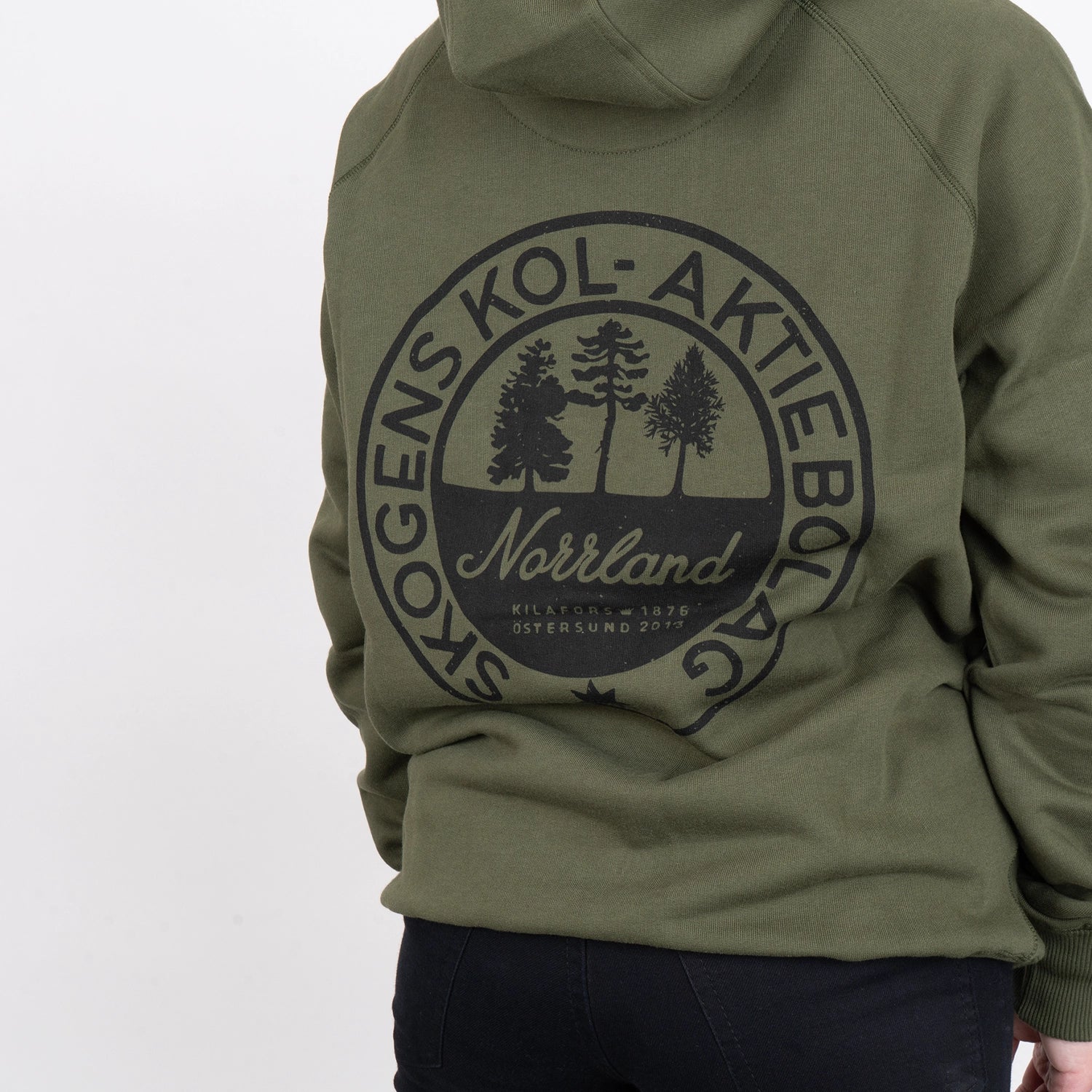 Olivgrön hoodie med stort Norrland-tryck och skogsmotiv på ryggen, unisex design