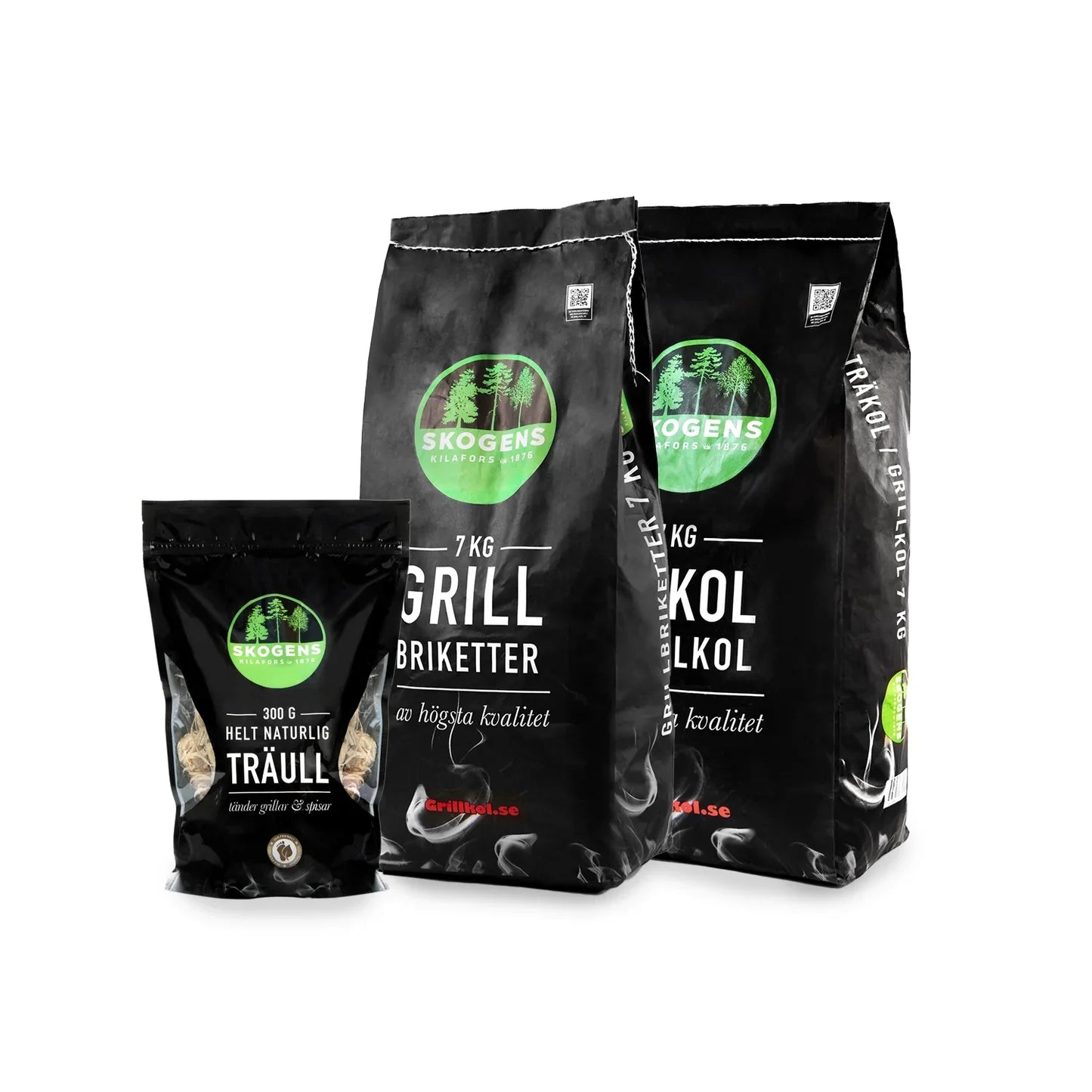 Tre svarta påsar med grillkol, grillbriketter och träull för grillning stående på vit bakgrund.