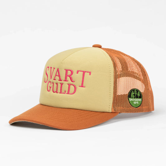 Gul och orange truckerkeps med texten SVART GULD och rund grön Skogens-märke på sidan.