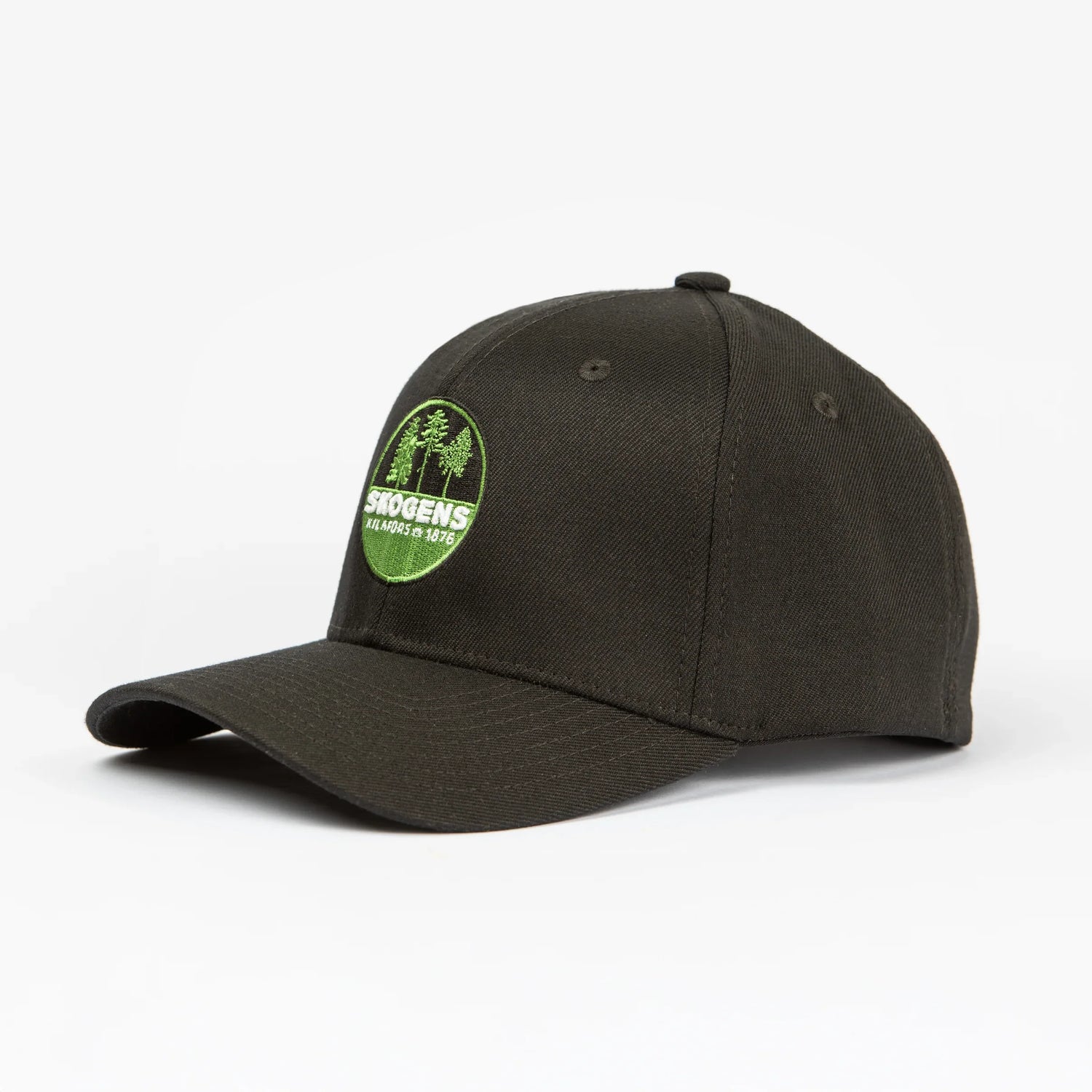 Svart keps med broderad grön logotyp och texten SKOGENS, perfekt för grillentusiaster.