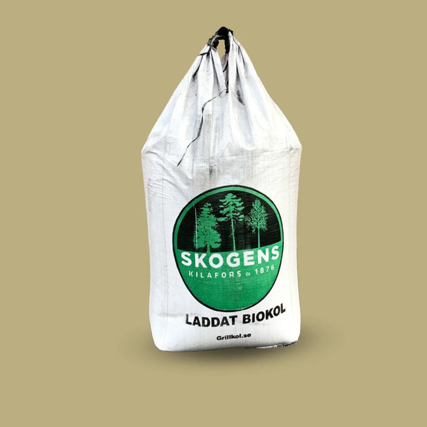Stor vit säck med texten 'Skogens laddat biokol', perfekt för grillning och jordförbättring.