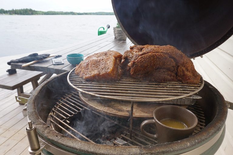 Fläskkött på träkolsgrill