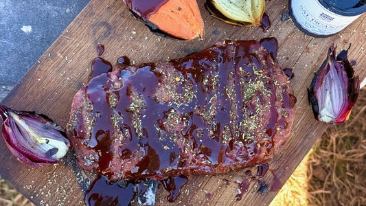 Ört rubbad Flankstek direkt på kolet med kolade bakade grönsaker och Skogens tjärlakrits smoked BBQ sås Klassic.