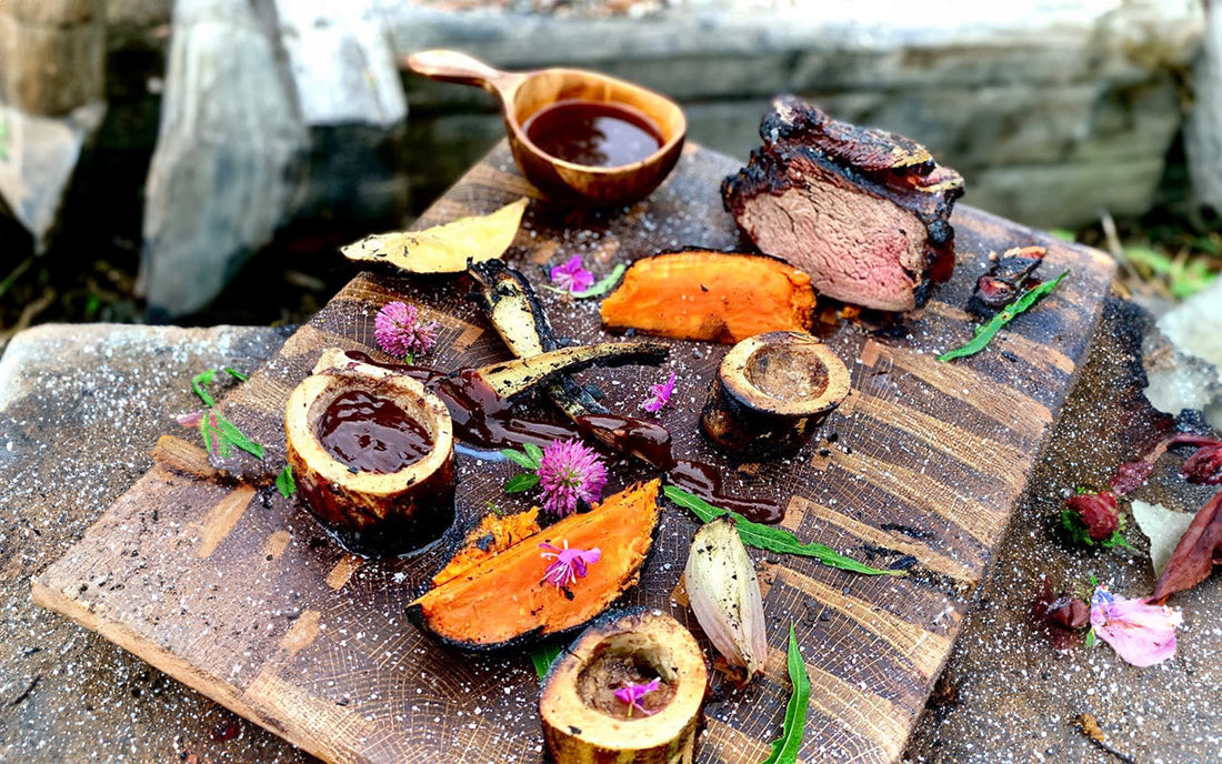 Högrev med kolade rotsaker, grillad märgben och rödvinssky samt Tjärlakrits sås