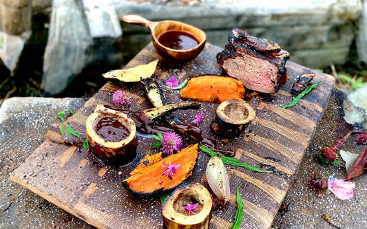 Högrev med kolade rotsaker, grillad märgben och rödvinssky samt Tjärlakrits sås