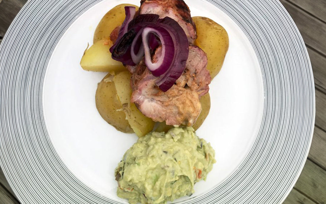 Fylld fläskfilé med kokt potatis och en grillad guacamole!