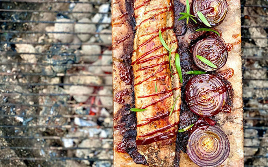 Saltsten Bakad fläskfilé med honungs glaserad rödlök