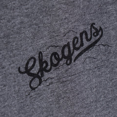 Närbild av grå t-shirt med svart tryck och texten 'Skogens', grillkläder accessoar