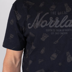 Svart t-shirt med grillmotiv, texten 'The Great Norrland' och grilltillbehörsmönster