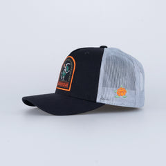 Svart och vit truckerkeps med grillmotiv, broderad patch och nätpanel, barbeque-keps.