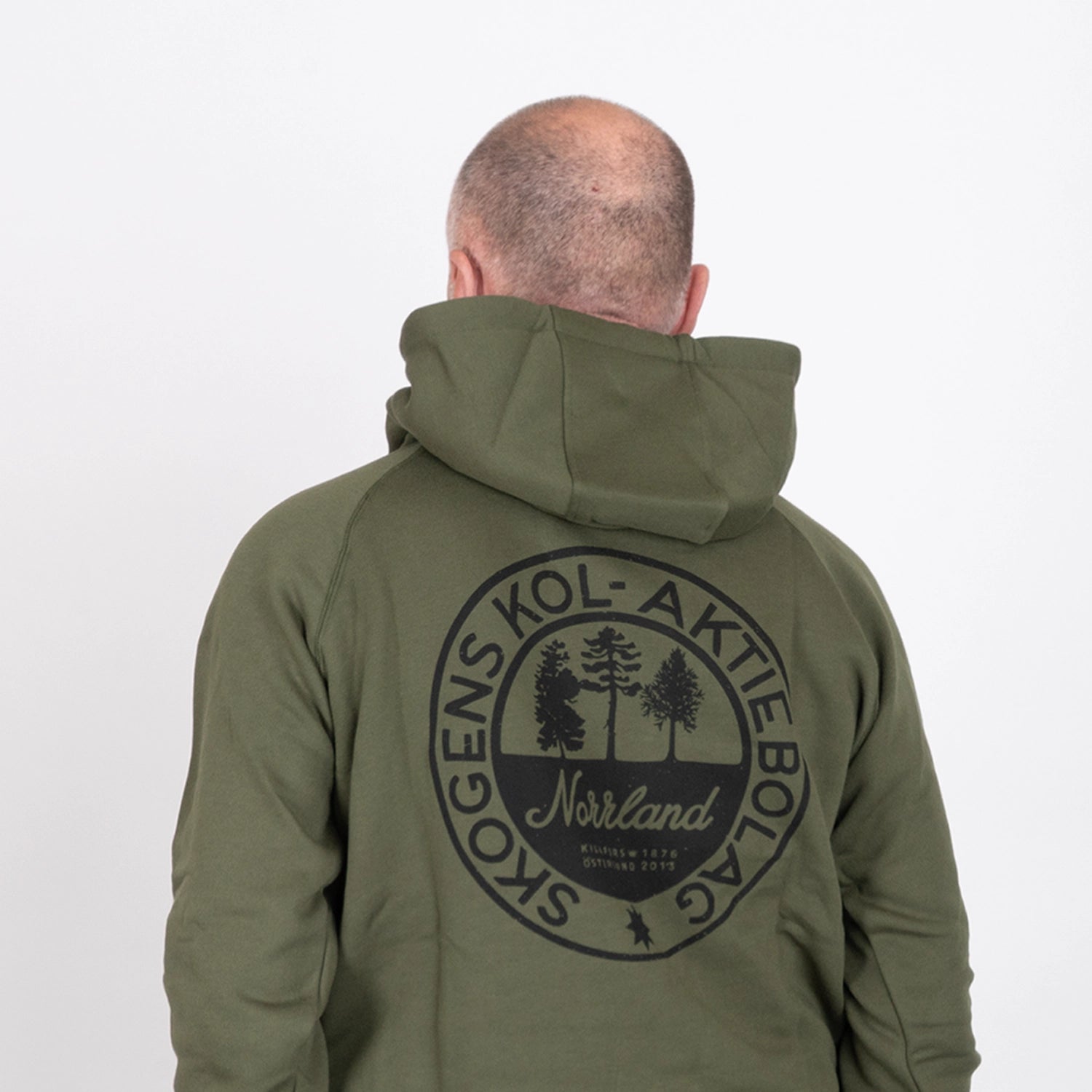 Olivgrön hoodie med tryck av tallskog och text på ryggen, grillinspirerad klädsel