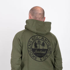 Olivgrön hoodie med tryck av tallskog och text på ryggen, grillinspirerad klädsel