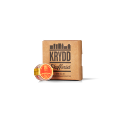 Fyrapack saffran i små burkar framför brun kryddförpackning, vit bakgrund.