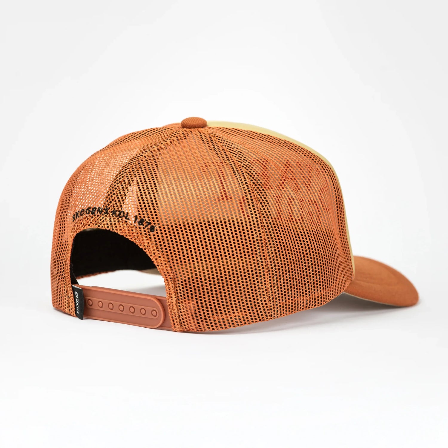 Orange truckerkeps med nätpanel och justerbar snapback, visad bakifrån