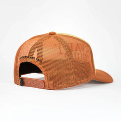 Orange truckerkeps med nätpanel och justerbar snapback, visad bakifrån