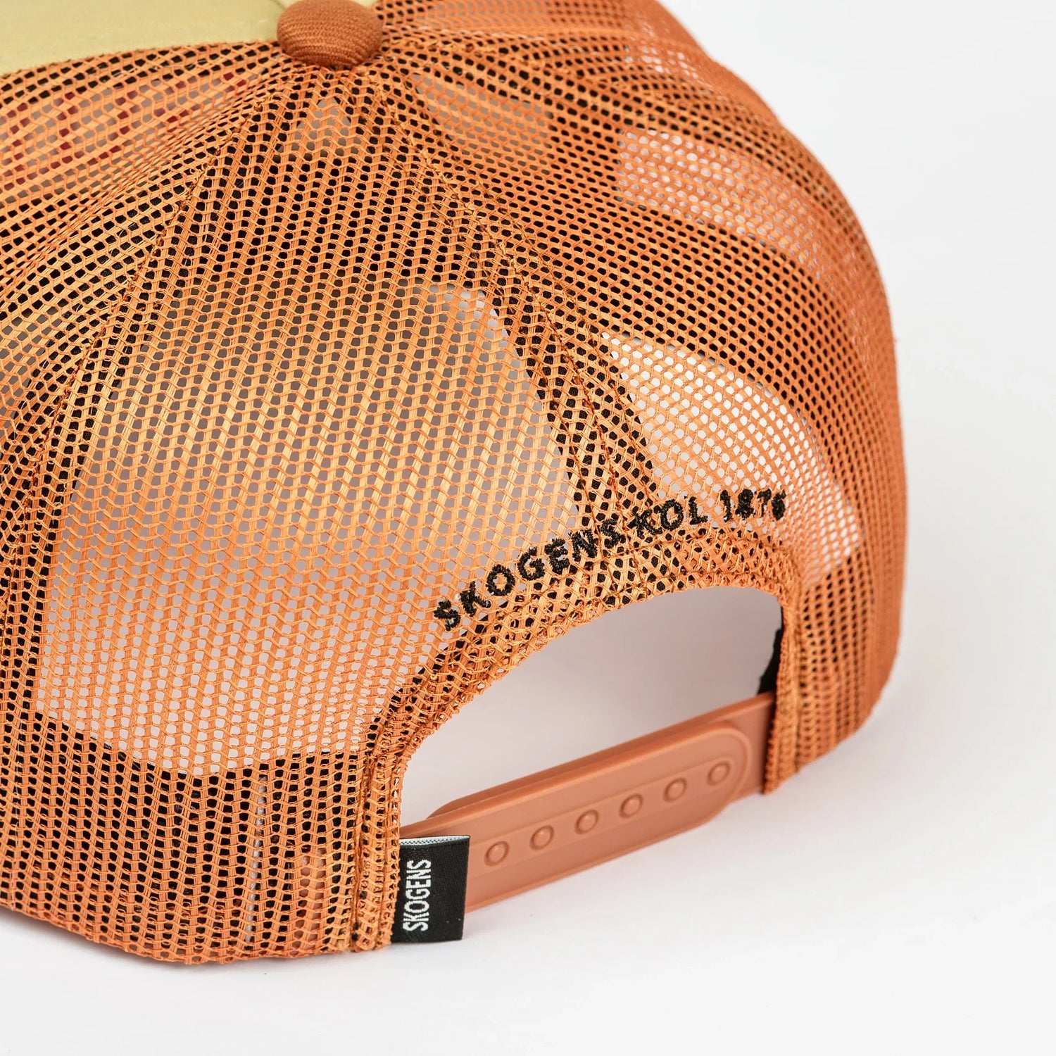 Orange mesh keps med justerbar rem och texten 'Skogens Kol 1870' broderad bak