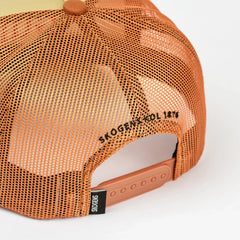 Orange mesh keps med justerbar rem och texten 'Skogens Kol 1870' broderad bak