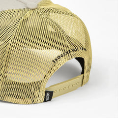 Beige mesh truckerkeps med justerbar plastrem bak och texten 'SKOGENS KOL 1910'.