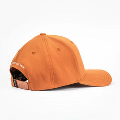 Orange keps med justerbar rem, sedd bakifrån, enkel design för grillälskare.
