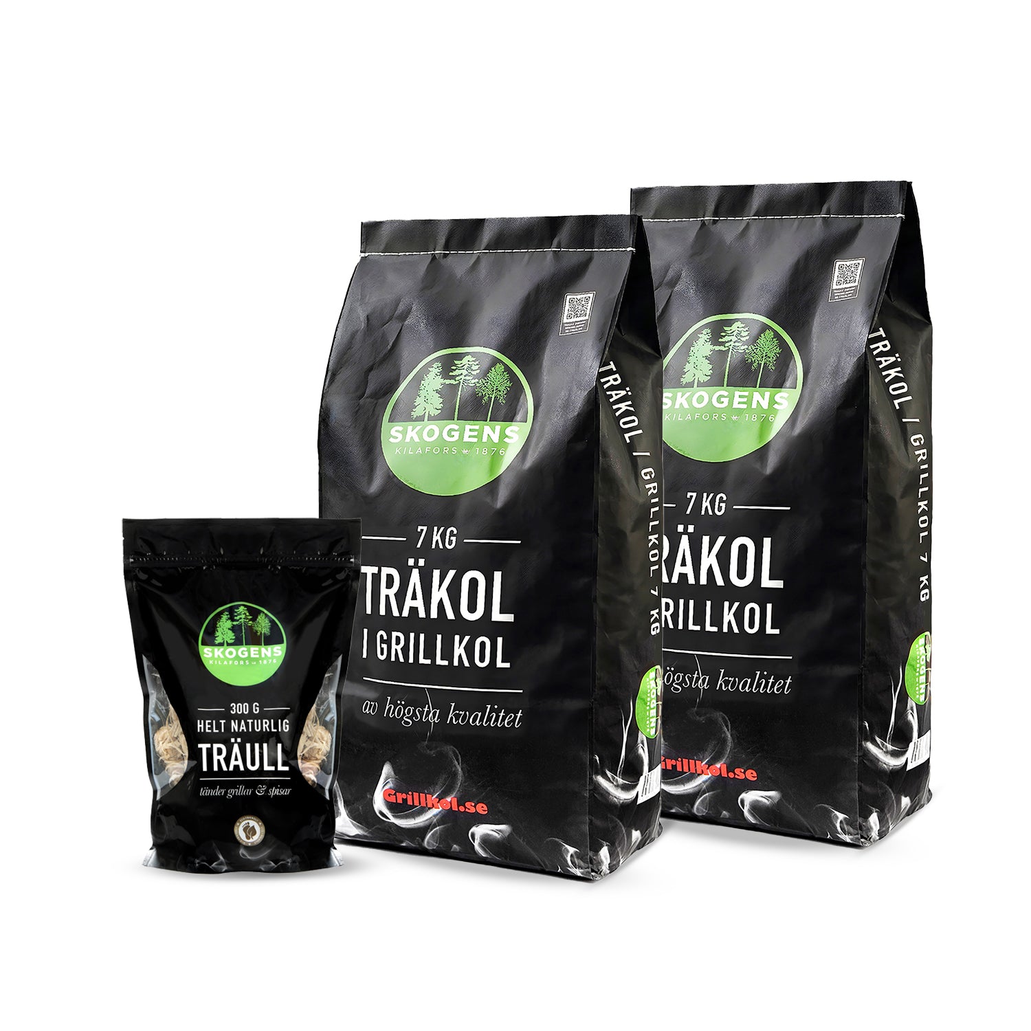 Två säckar grillkol 7 kg och en påse träull för grill, svarta förpackningar, vita och gröna etiketter.
