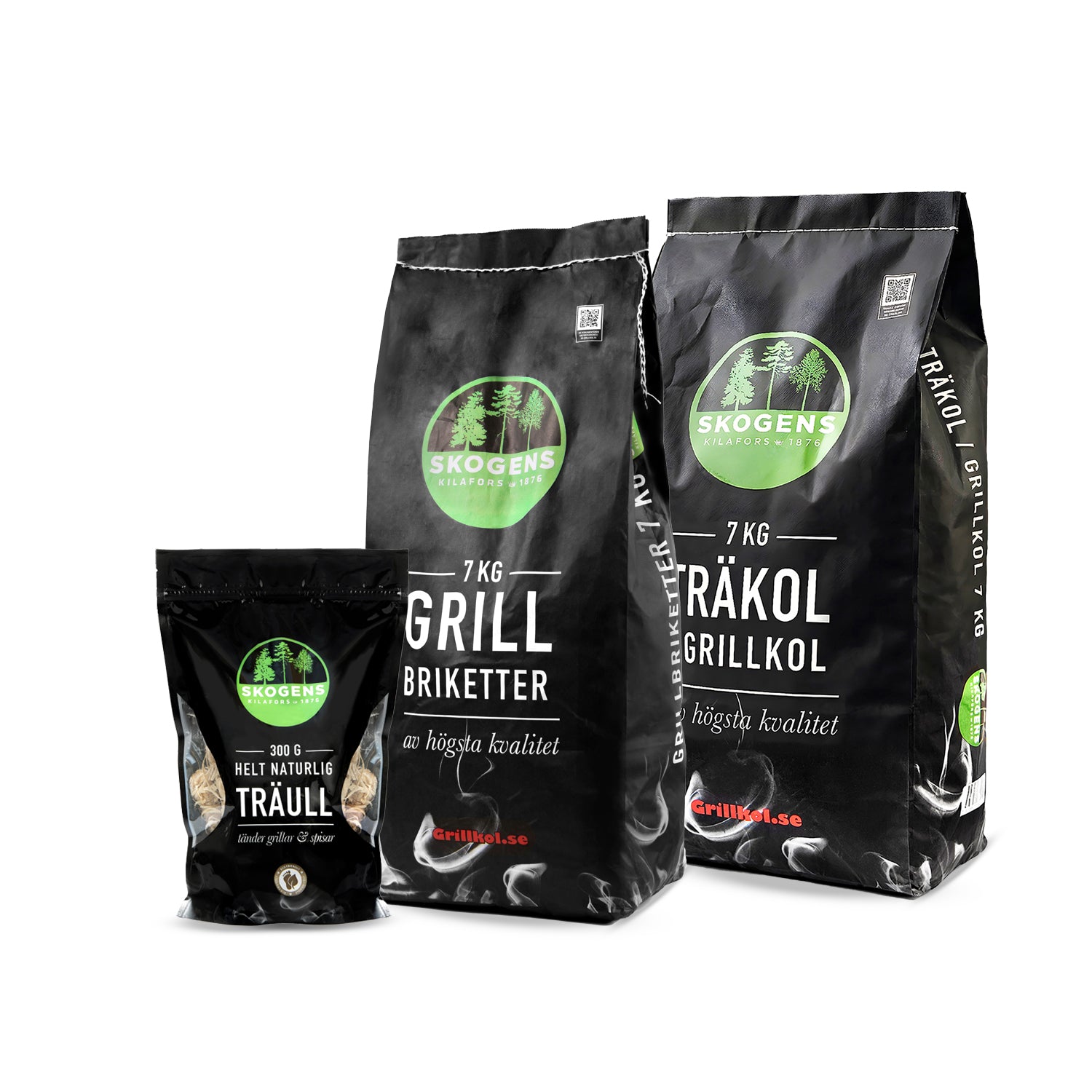 Påse med grillkol, grillbriketter och träull från Skogens för grillning, vit bakgrund.