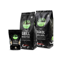 Påse med grillkol, grillbriketter och träull från Skogens för grillning, vit bakgrund.