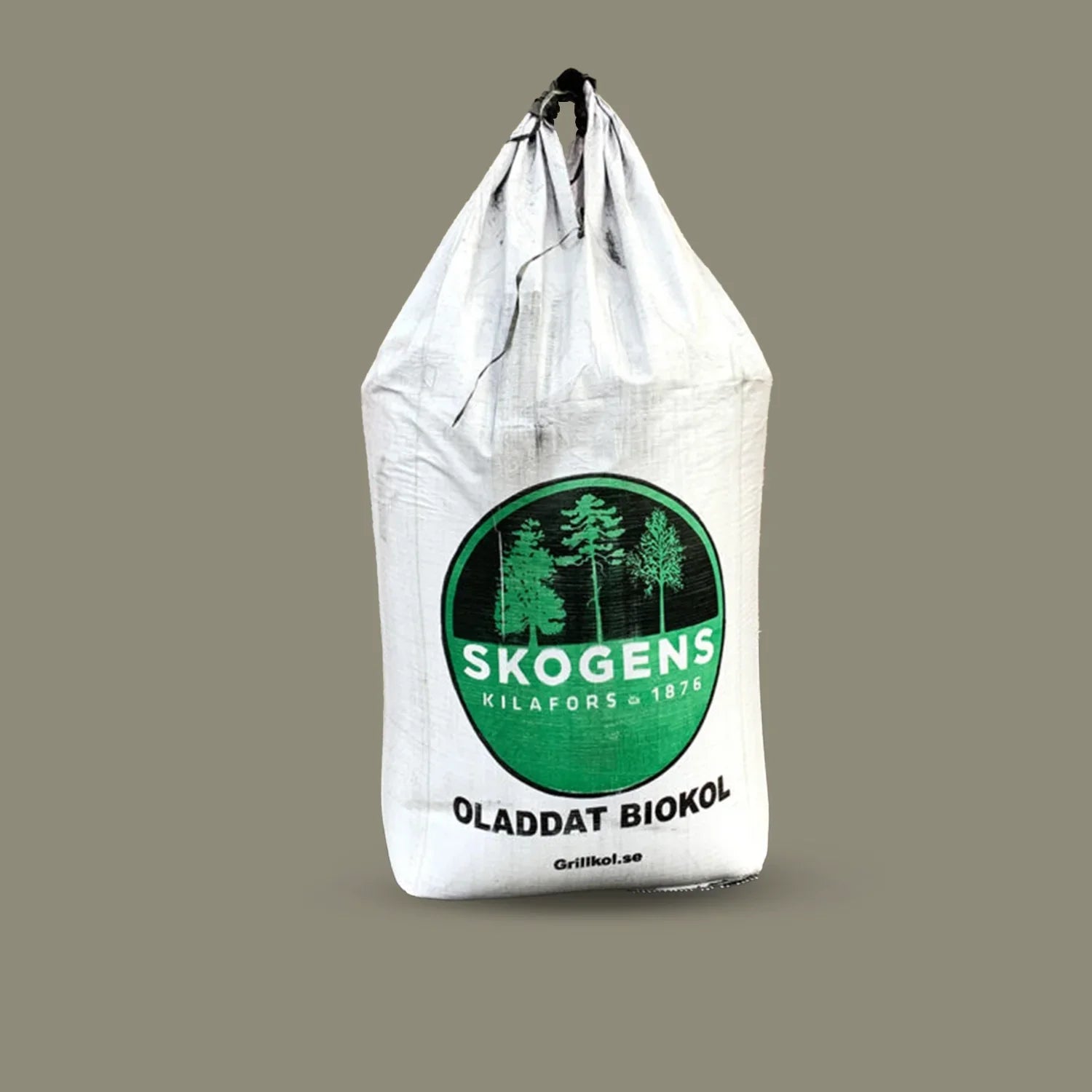Stor vit säck med oladdat biokol, tydlig grön logotyp och text för trädgård och grillning.
